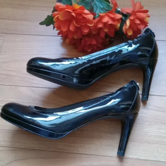 ⭐️ Host Pick ⭐️ Stuart Weitzman | Vintage Timeless Black Patent Pumps - Picture 2 of 15